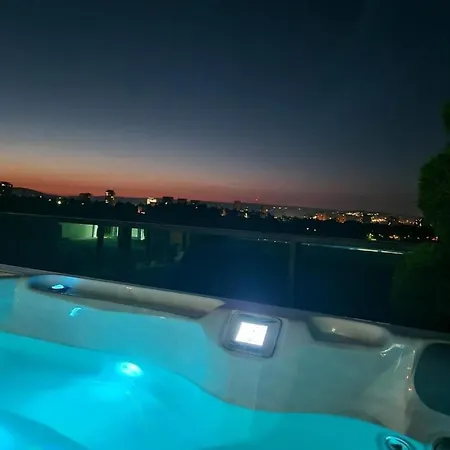 Gavas Jacuzzi & Panoramic View Apartment